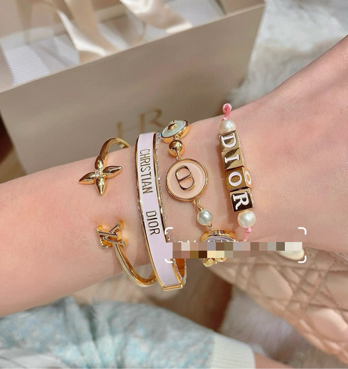 Clover Bangle in Polished Metal-Tone – Clover Detail – Design 017 side detail