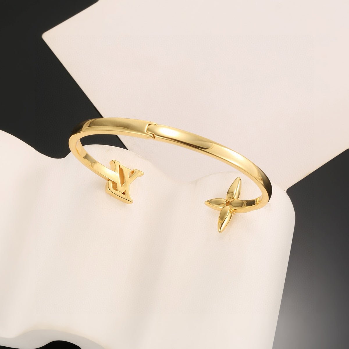 Clover Bangle in Polished Metal-Tone – Clover Detail – Design 013 detail view