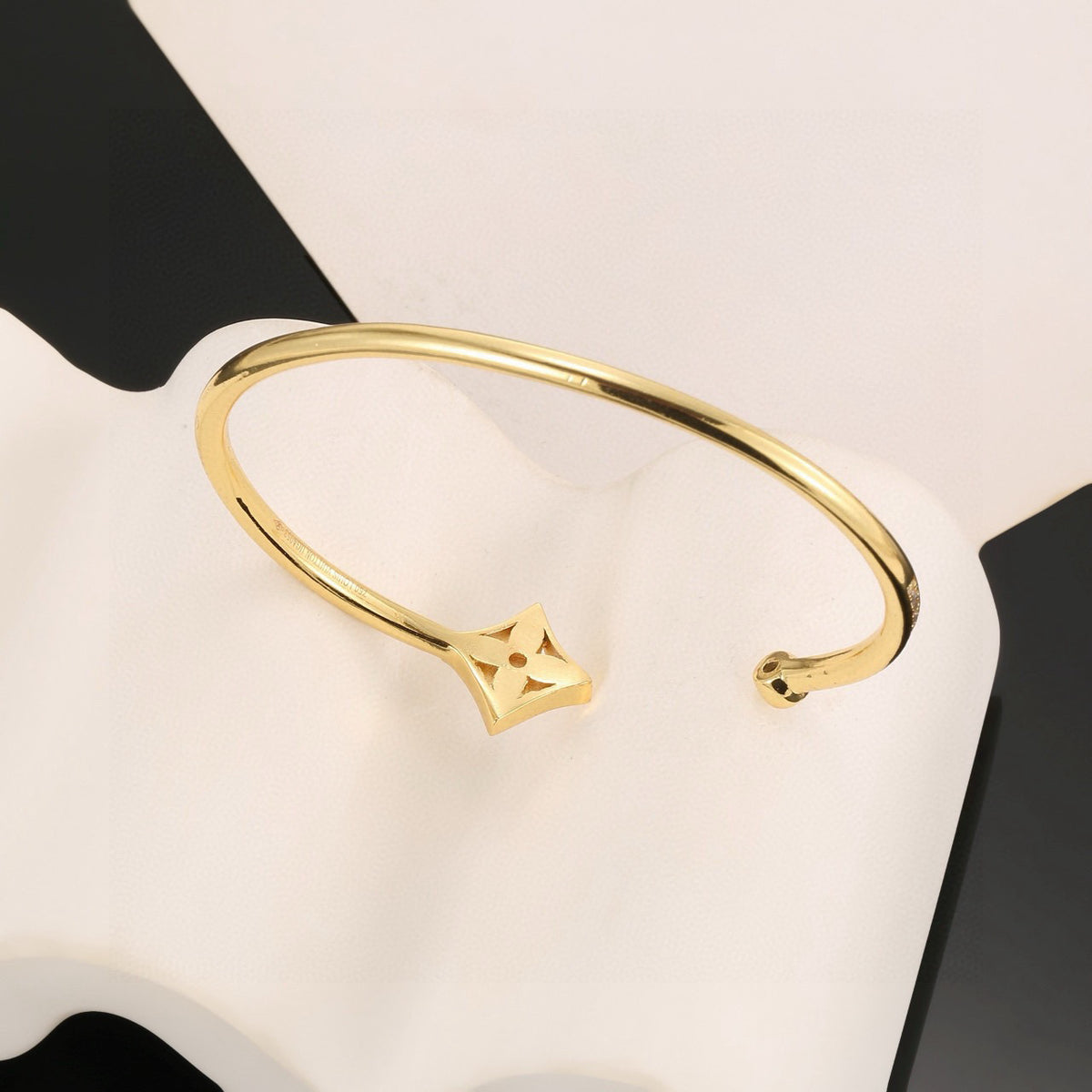 Clover Bangle in Polished Metal-Tone – Clover Detail – Design 016 close-up detail