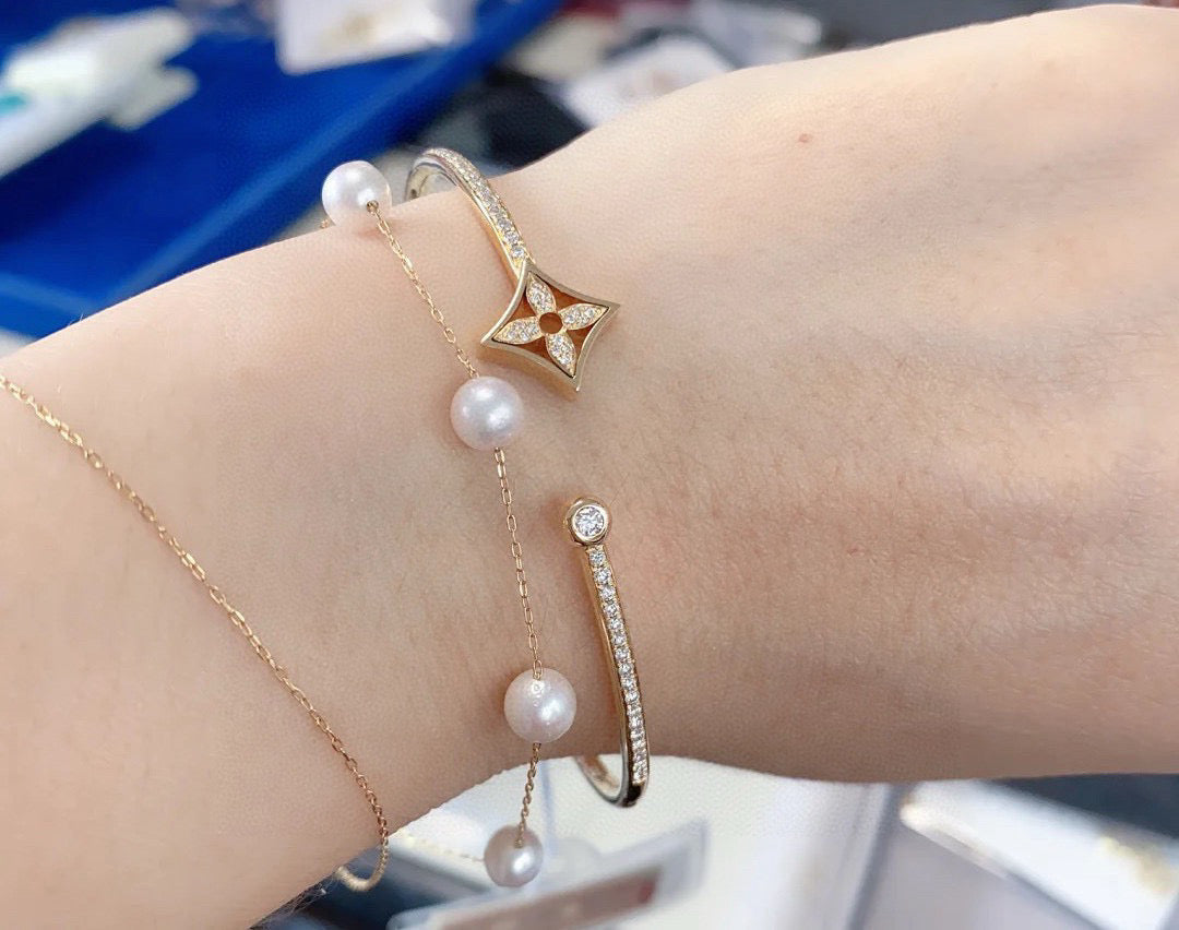 Clover Bangle in Polished Metal-Tone – Clover Detail – Design 016 front product view
