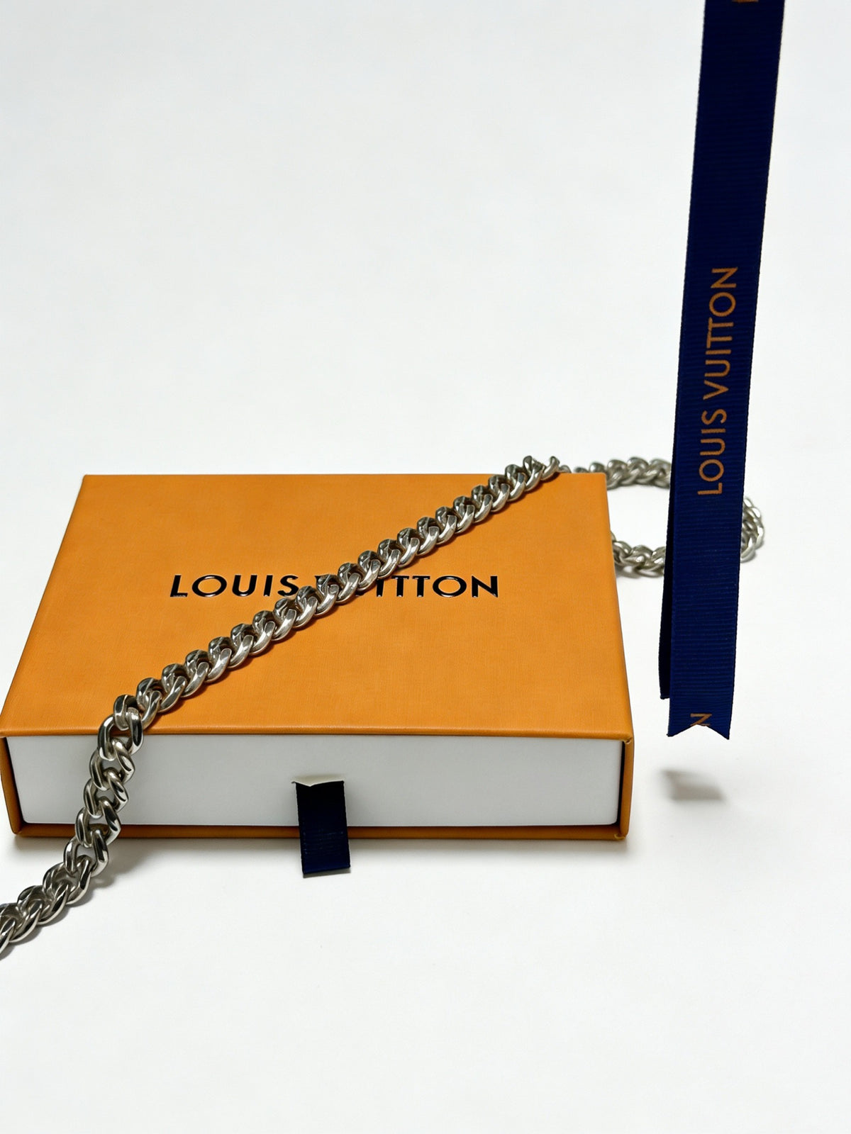 Chain Pendant Necklace in Silver-Tone – Design 035 side detail