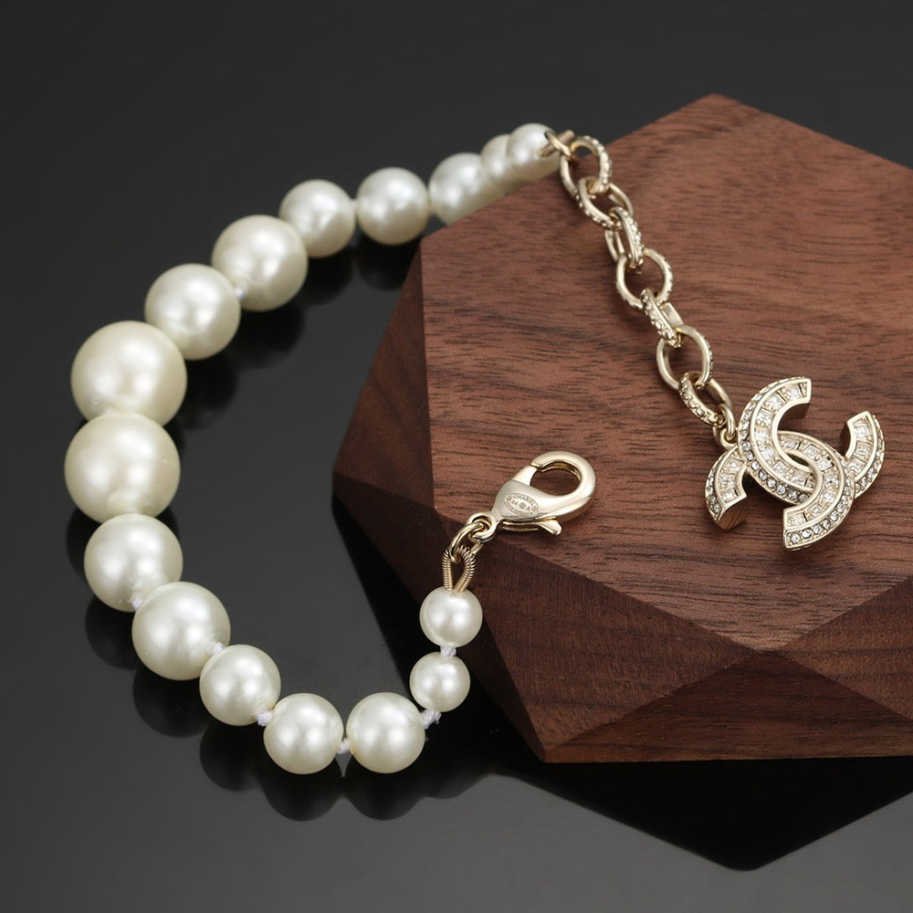 Pearl Bracelet in Polished Metal-Tone – Pearl Detail – Design 008 close-up detail