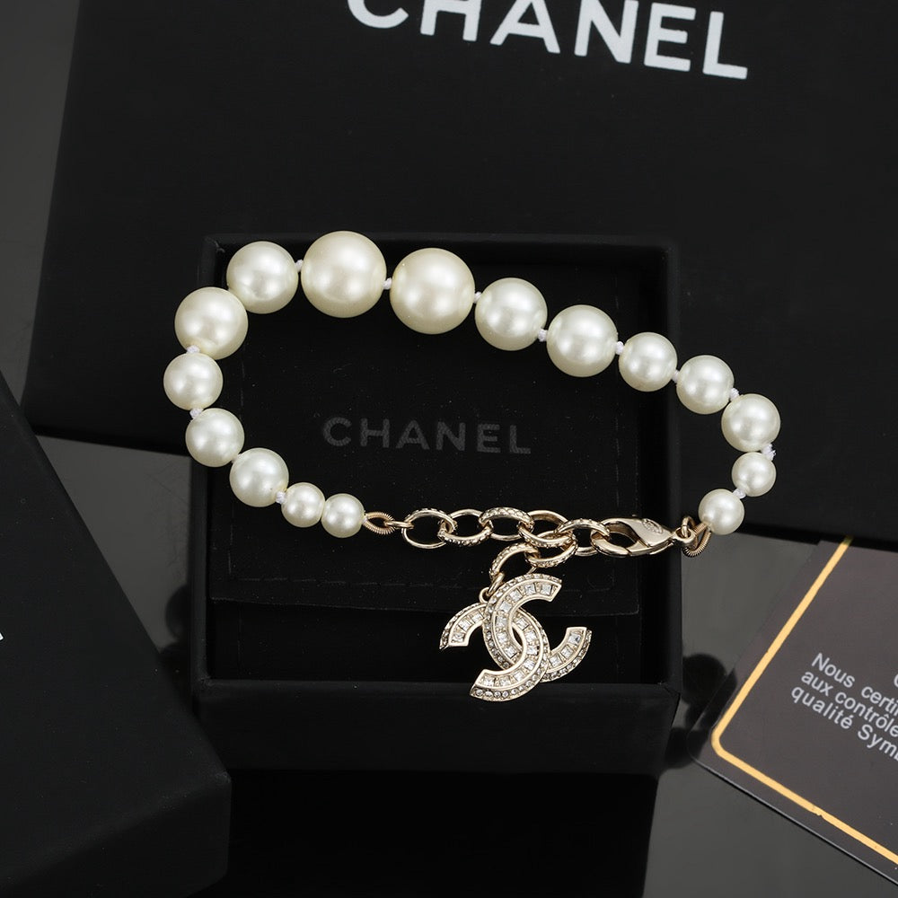 Pearl Bracelet in Polished Metal-Tone – Pearl Detail – Design 006 main product view