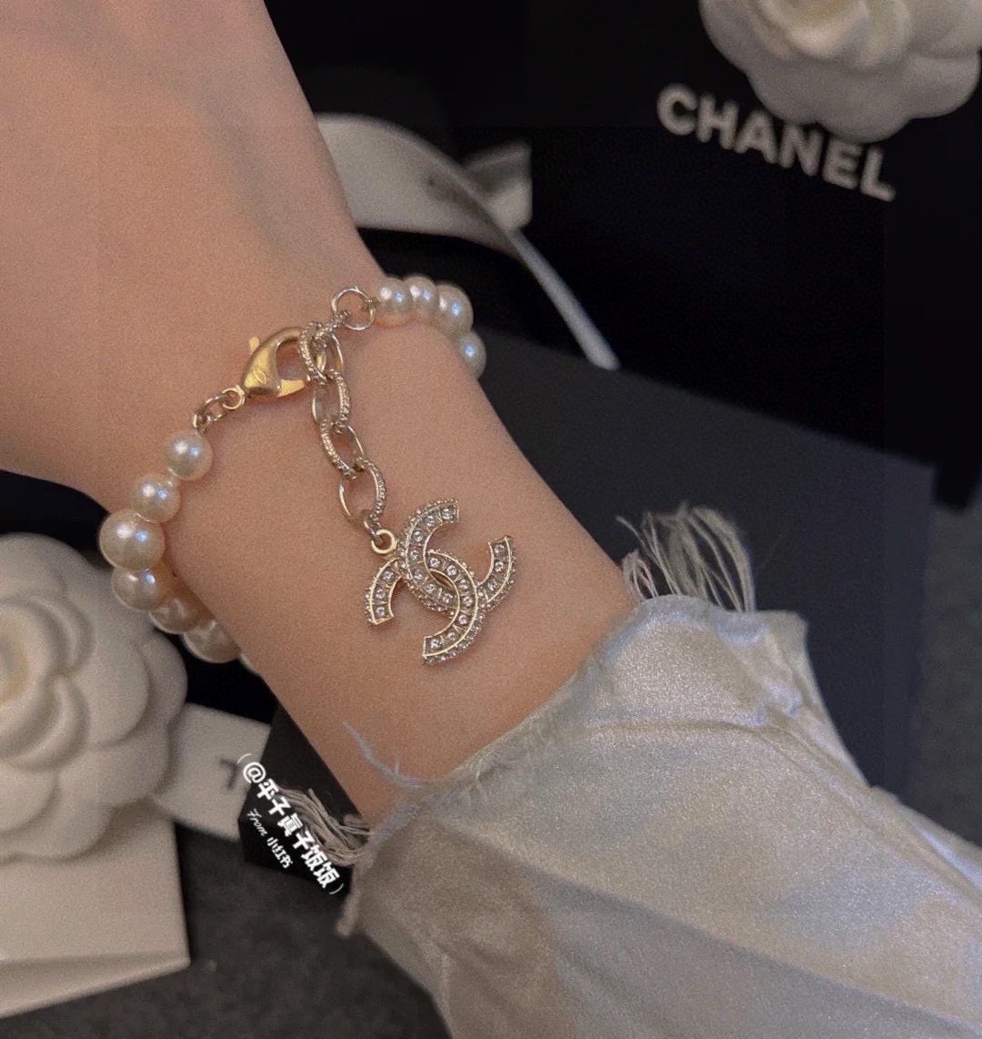 Pearl Bracelet in Polished Metal-Tone – Pearl Detail – Design 008 detail view