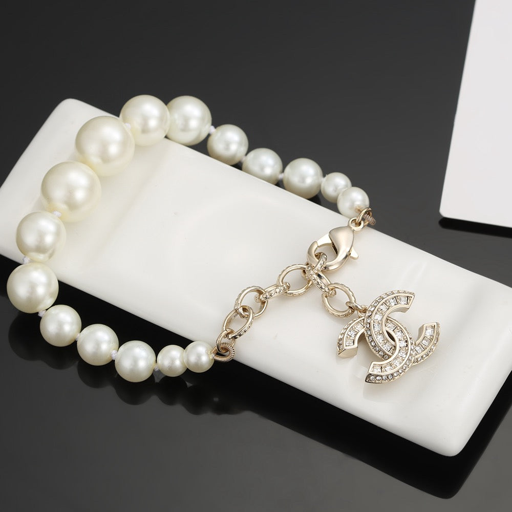 Pearl Bracelet in Polished Metal-Tone – Pearl Detail – Design 008 main product view