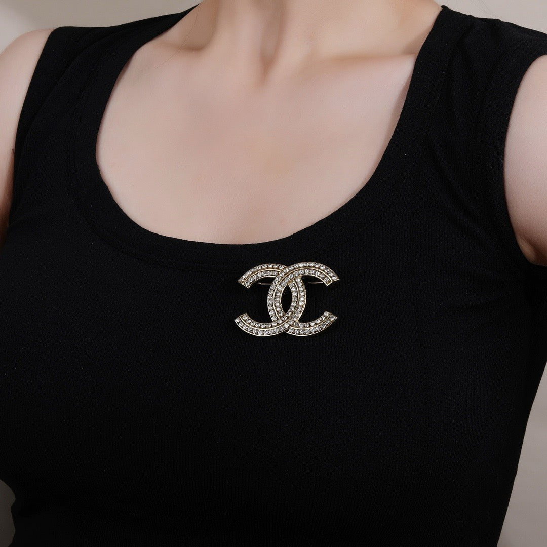 Double-C Emblem Brooch in Gold-Tone – Design 026 side detail