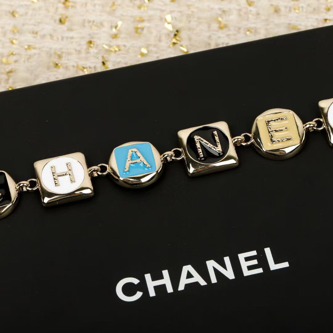 Letter Pendant Necklace in Polished Metal-Tone – Design 015 close-up detail
