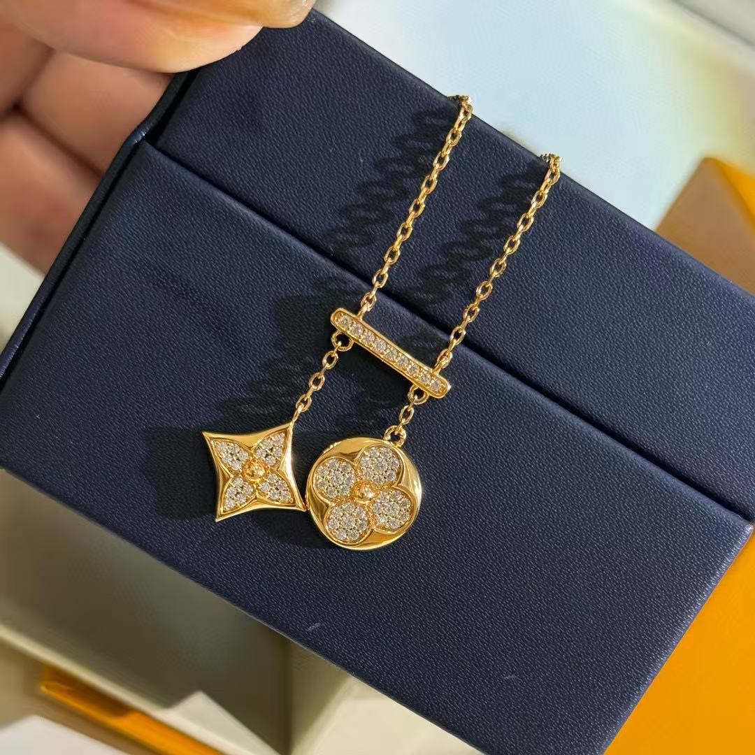 Clover Pendant Necklace in Polished Metal-Tone – Clover Detail – Design 009 close-up detail