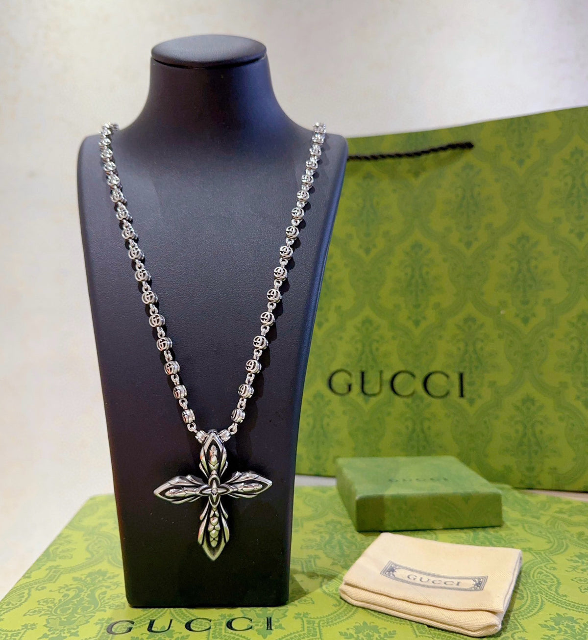 Double-G Emblem Pendant Necklace in Silver-Tone – Vintage Detail – Design 041 close-up detail