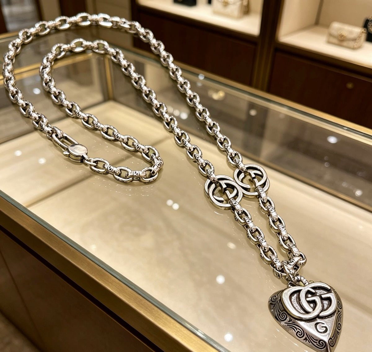 Double-G Emblem Pendant Necklace in Silver-Tone – Vintage Detail – Design 039 side detail