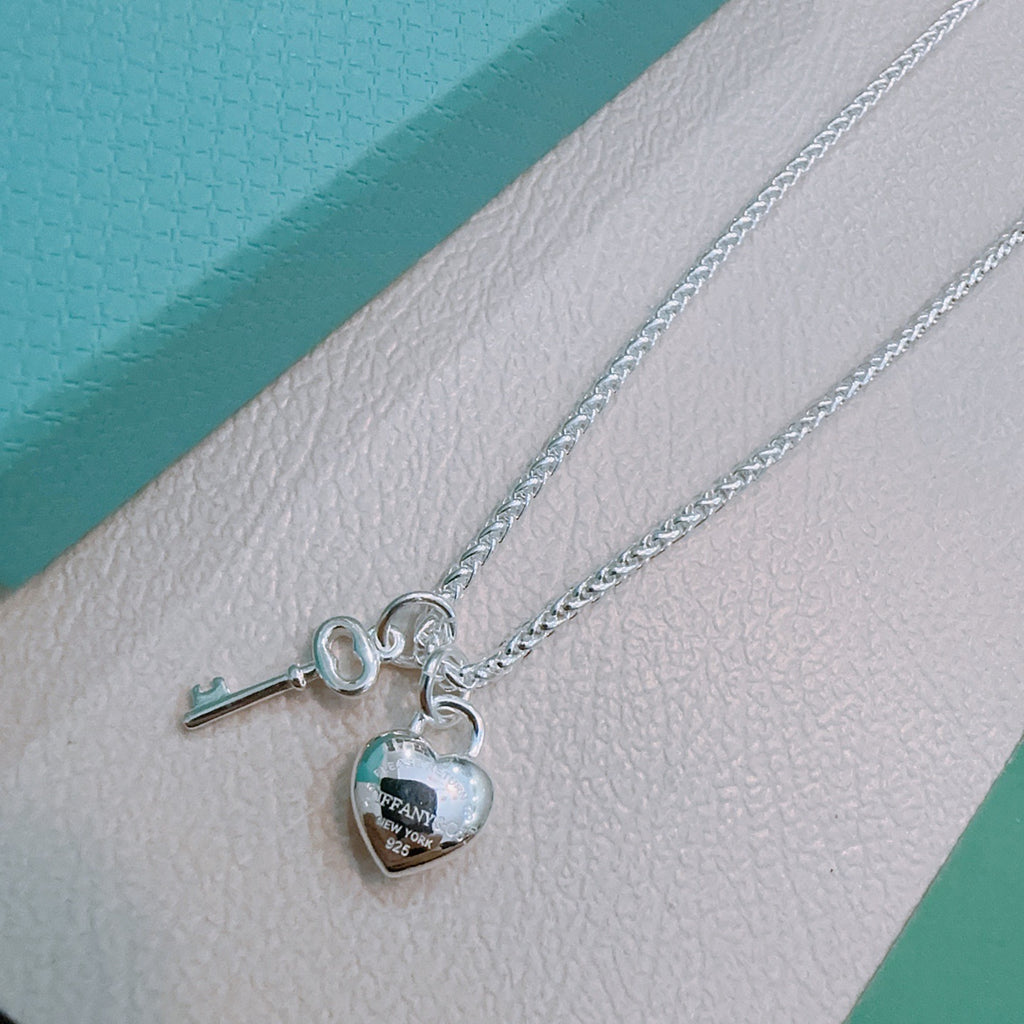 Signature Motif Pendant Necklace in Silver-Tone – Vintage Detail – Design 41 close-up detail