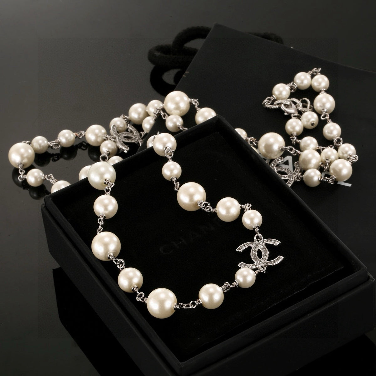 Pearl Pearl-Detail Pendant Necklace – Pearl Detail – Design 059 side detail