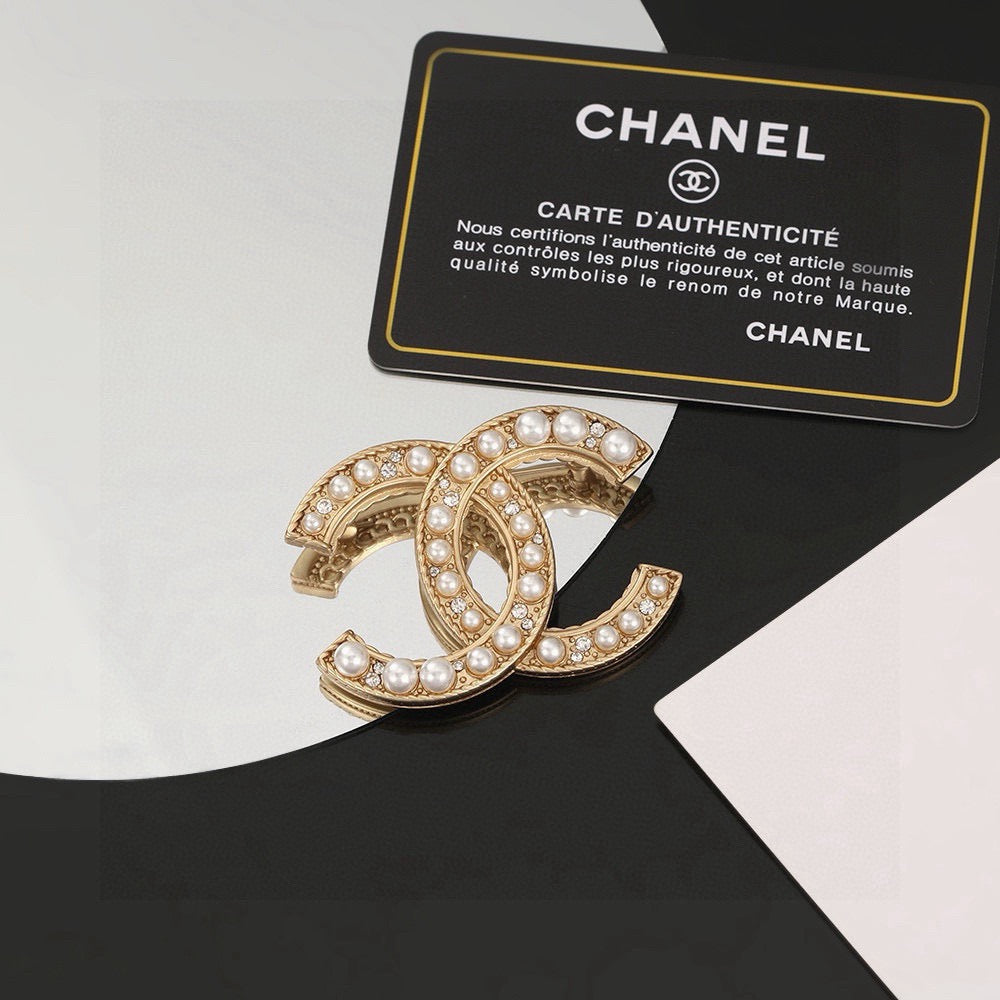 Double-C Emblem Brooch in Gold-Tone – Pearl Detail – Design 007 close-up detail