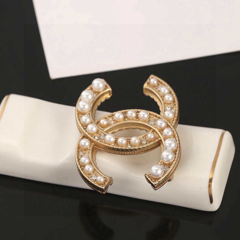 Double-C Emblem Brooch in Gold-Tone – Pearl Detail – Design 004 detail view