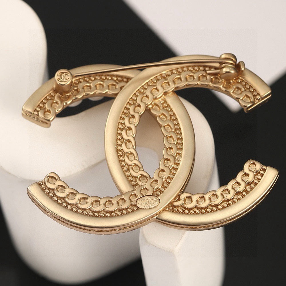 Double-C Emblem Brooch in Gold-Tone – Pearl Detail – Design 007 side detail