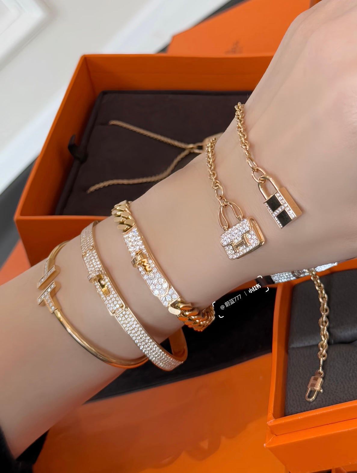 Geometric Emblem Bangle in Rose-Gold-Tone – Rose Gold Detail – Design 003 side detail