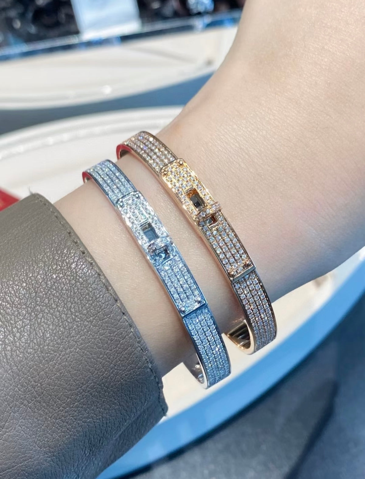 Geometric Emblem Bangle in Rose-Gold-Tone – Rose Gold Detail – Design 003 side detail