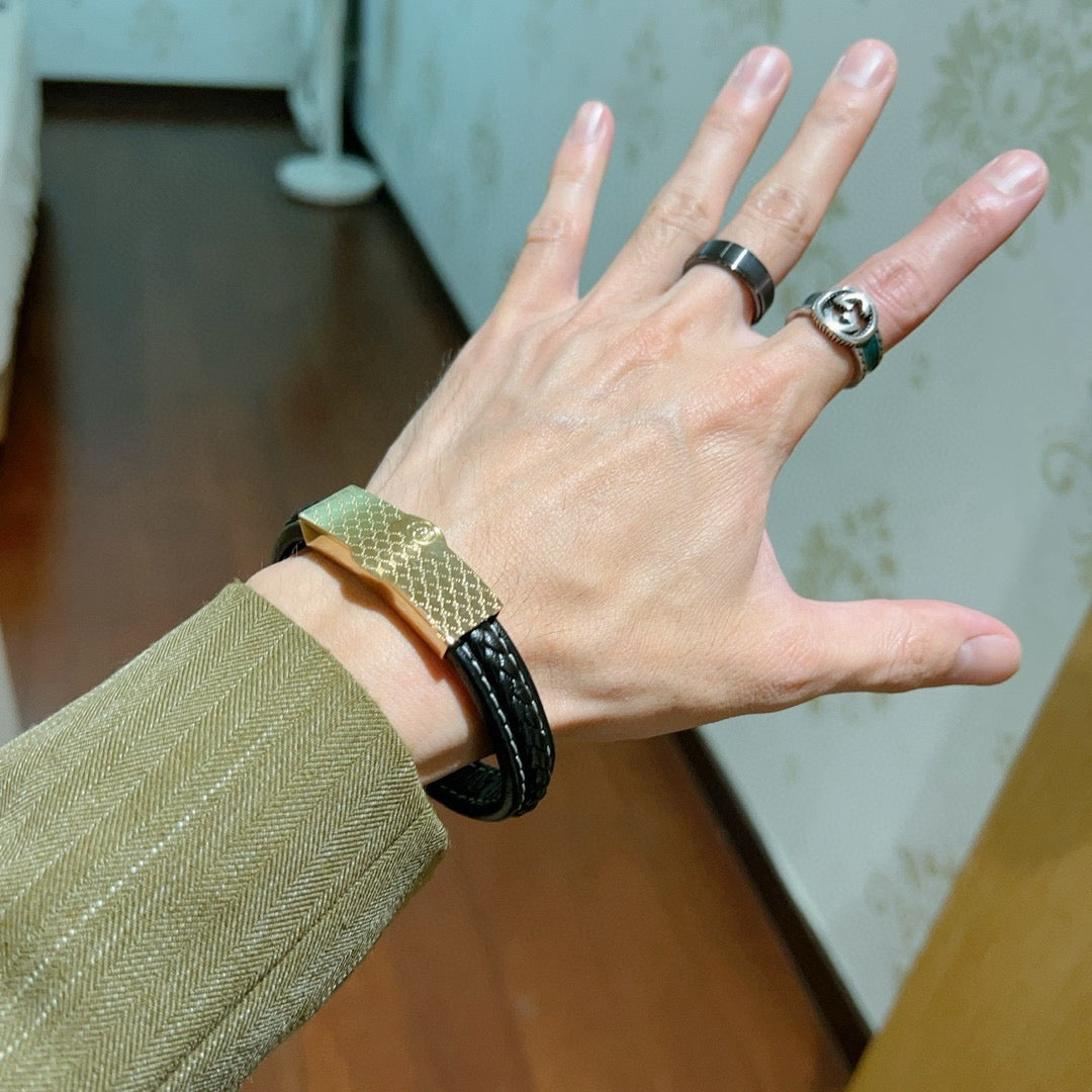 Double-G Emblem Bangle in Silver-Tone – Vintage Detail – Design 024 detail view