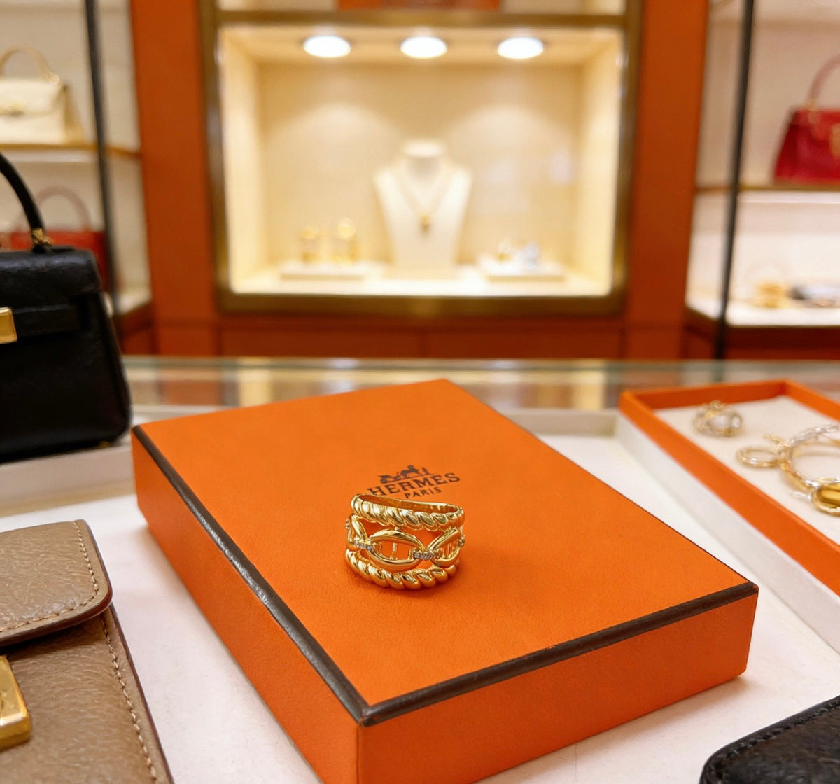 Toggle Statement Ring in Gold-Tone – Toggle Detail – Design 002 detail view
