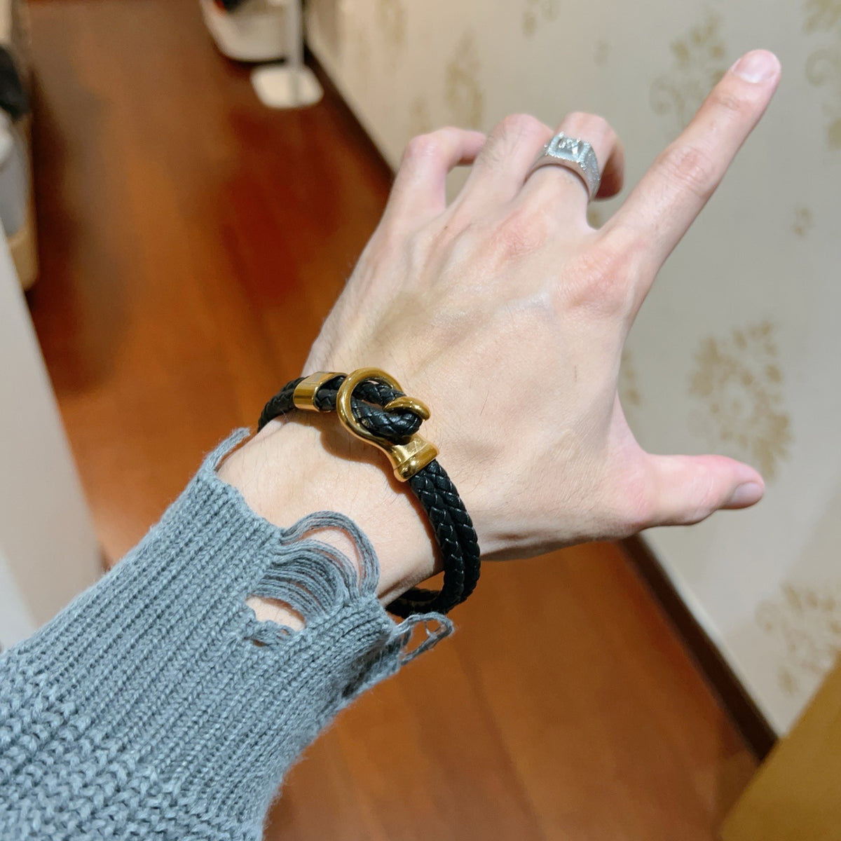 Horse Bangle in Gold-Tone – Design 040 detail view