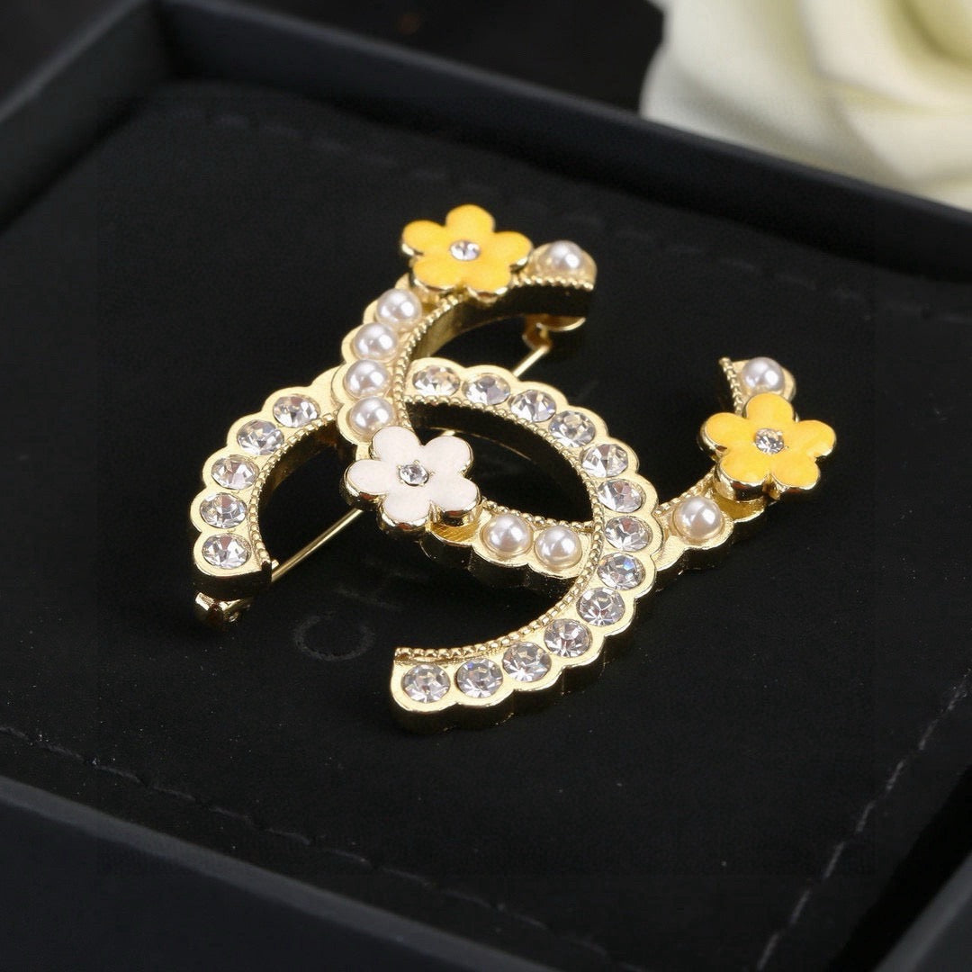 Floral Brooch in Polished Metal-Tone – Design 002 side detail