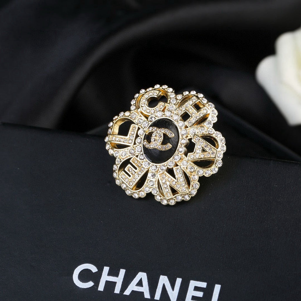 Floral Brooch in Polished Metal-Tone – Design 001 detail view