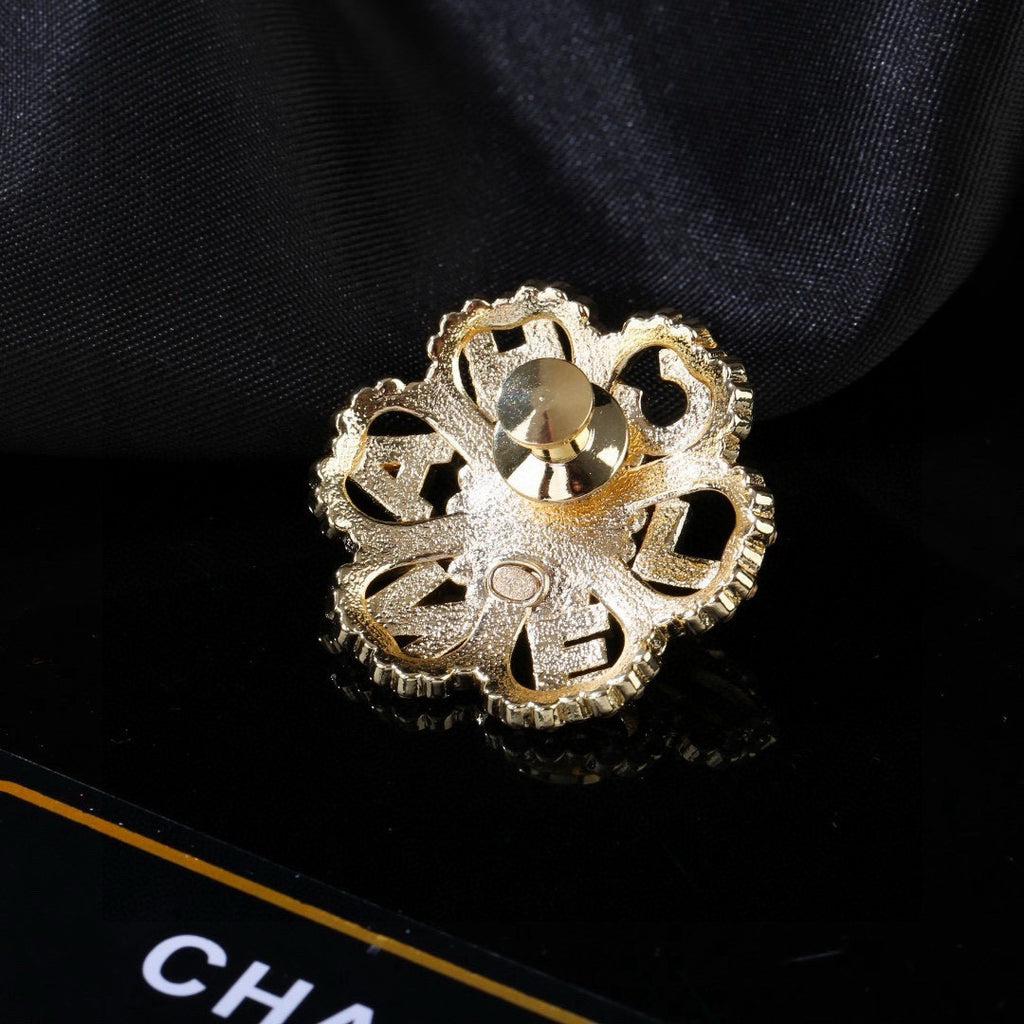 Floral Brooch in Polished Metal-Tone – Design 001 side detail