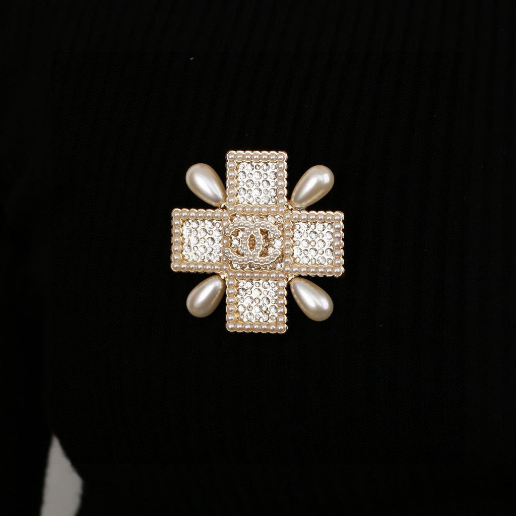 Pearl Brooch in Polished Metal-Tone – Pearl Detail – Design 008 main product view