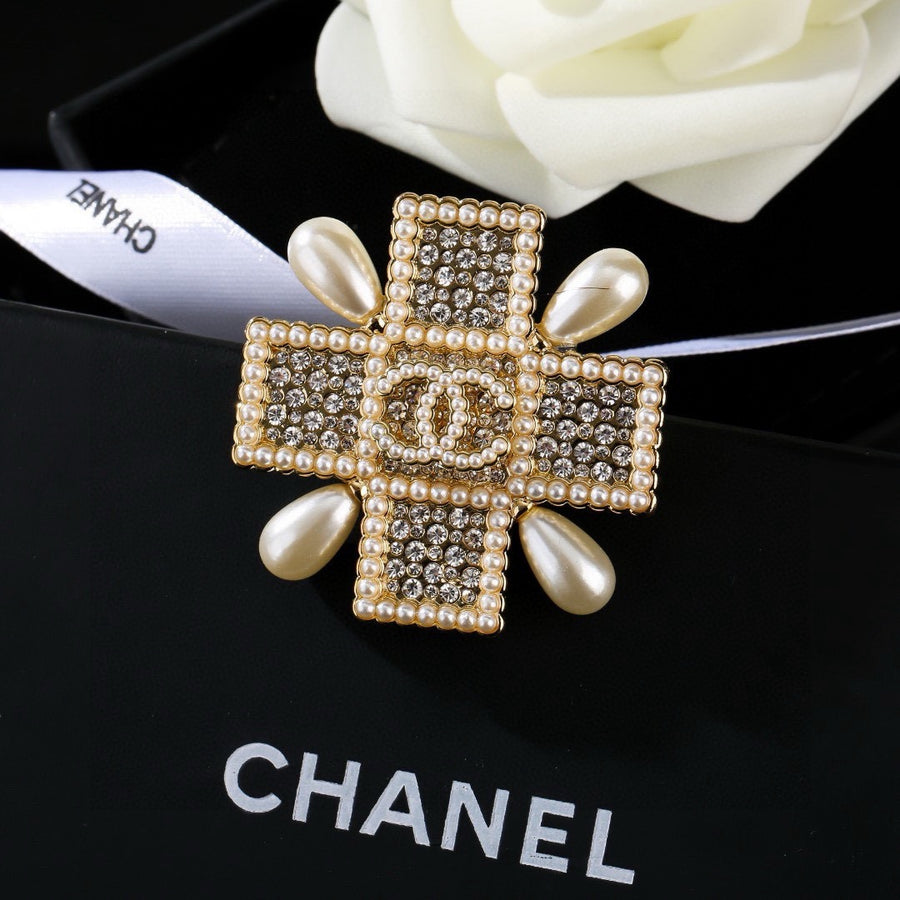 Pearl Brooch in Polished Metal-Tone – Pearl Detail – Design 008 main product view