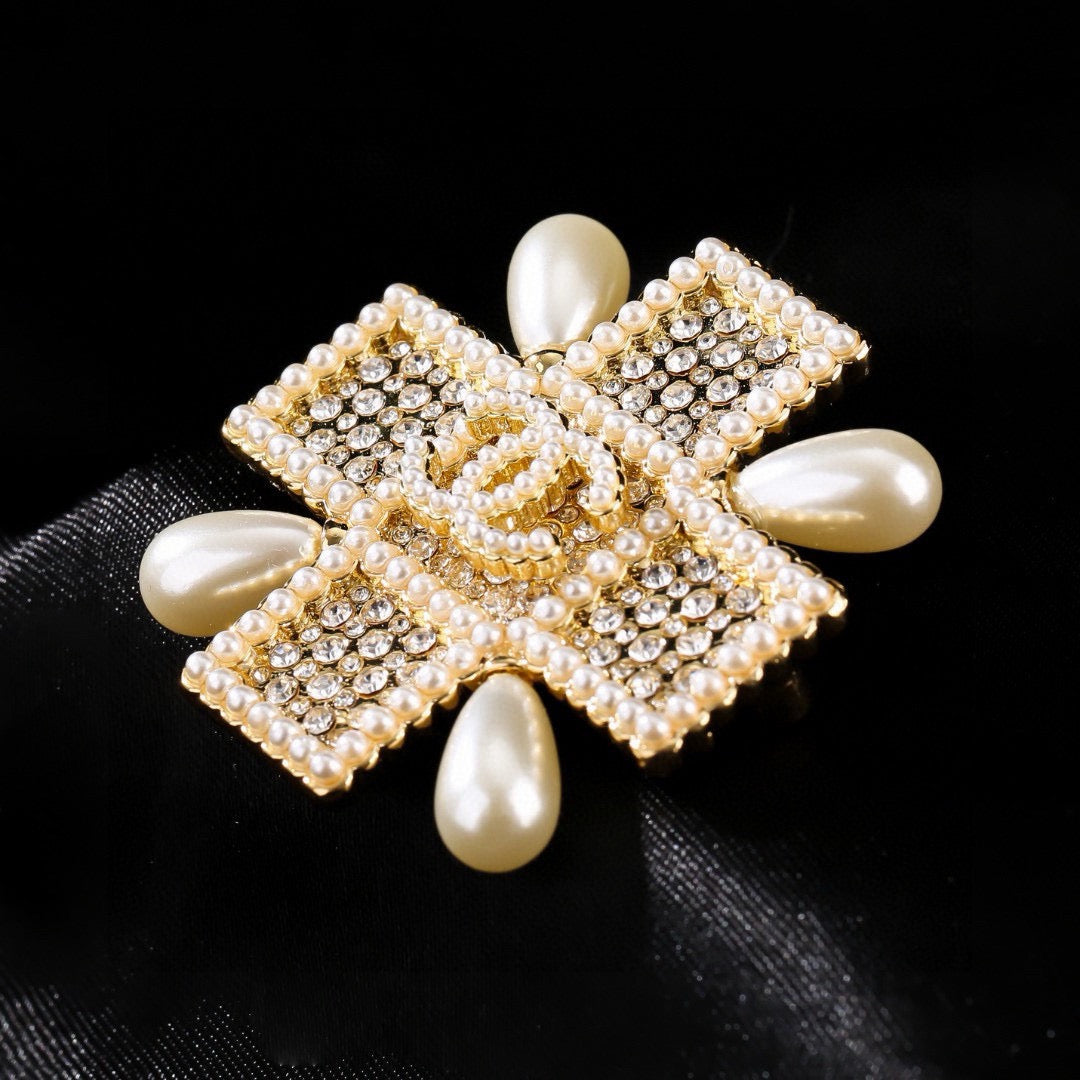 Pearl Brooch in Polished Metal-Tone – Pearl Detail – Design 008 styled product view