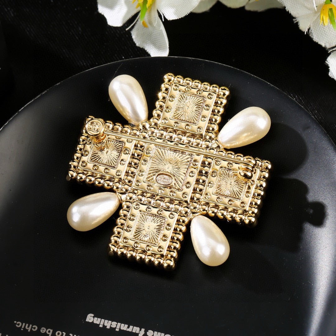 Pearl Brooch in Polished Metal-Tone – Pearl Detail – Design 008 side detail