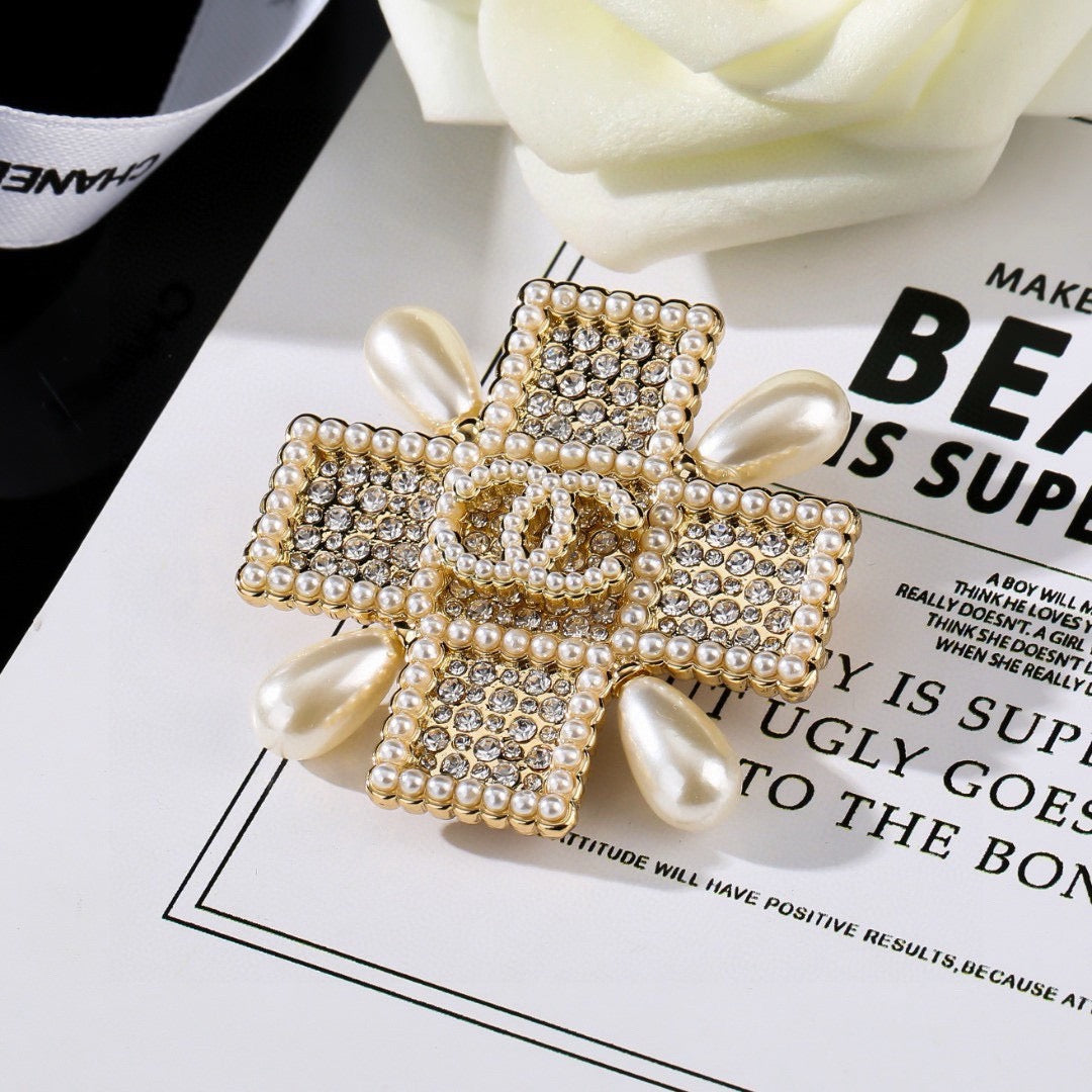 Pearl Brooch in Polished Metal-Tone – Pearl Detail – Design 008 front product view