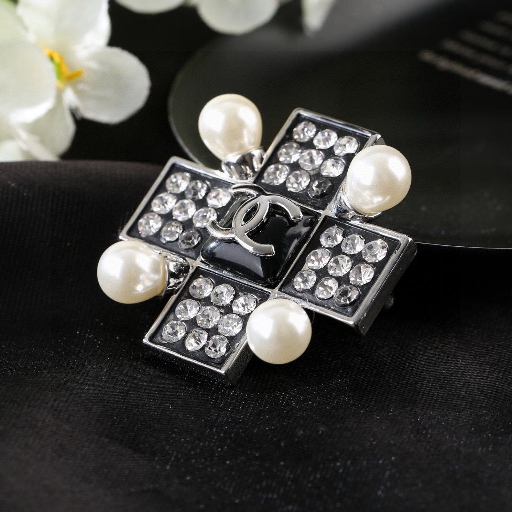 Signature Emblem Brooch in Polished Metal-Tone – Design 061 detail view