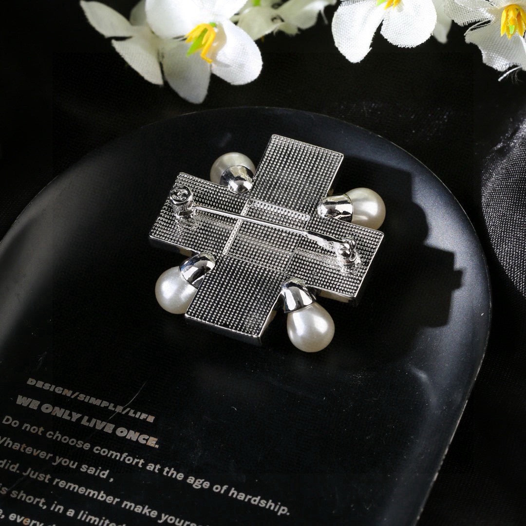 Signature Emblem Brooch in Polished Metal-Tone – Design 061 close-up detail