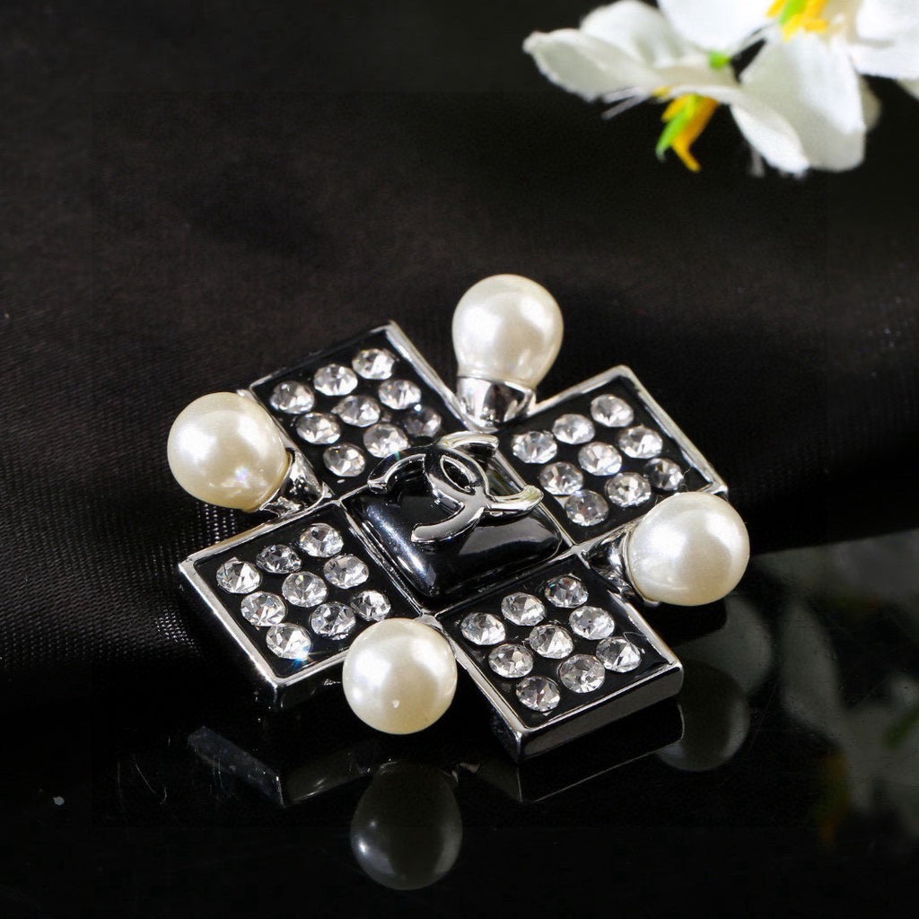 Signature Emblem Brooch in Polished Metal-Tone – Design 061 side detail