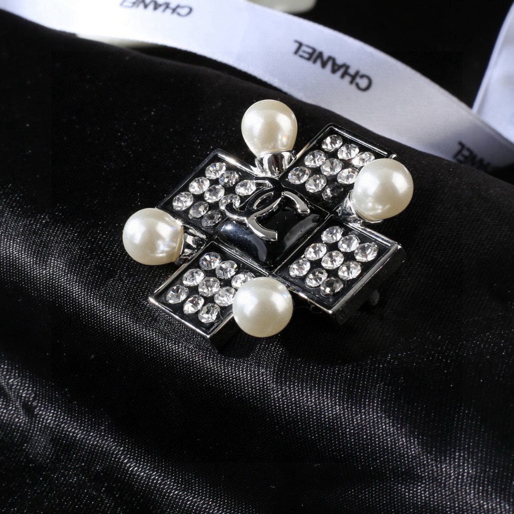 Signature Emblem Brooch in Polished Metal-Tone – Design 061 main product view