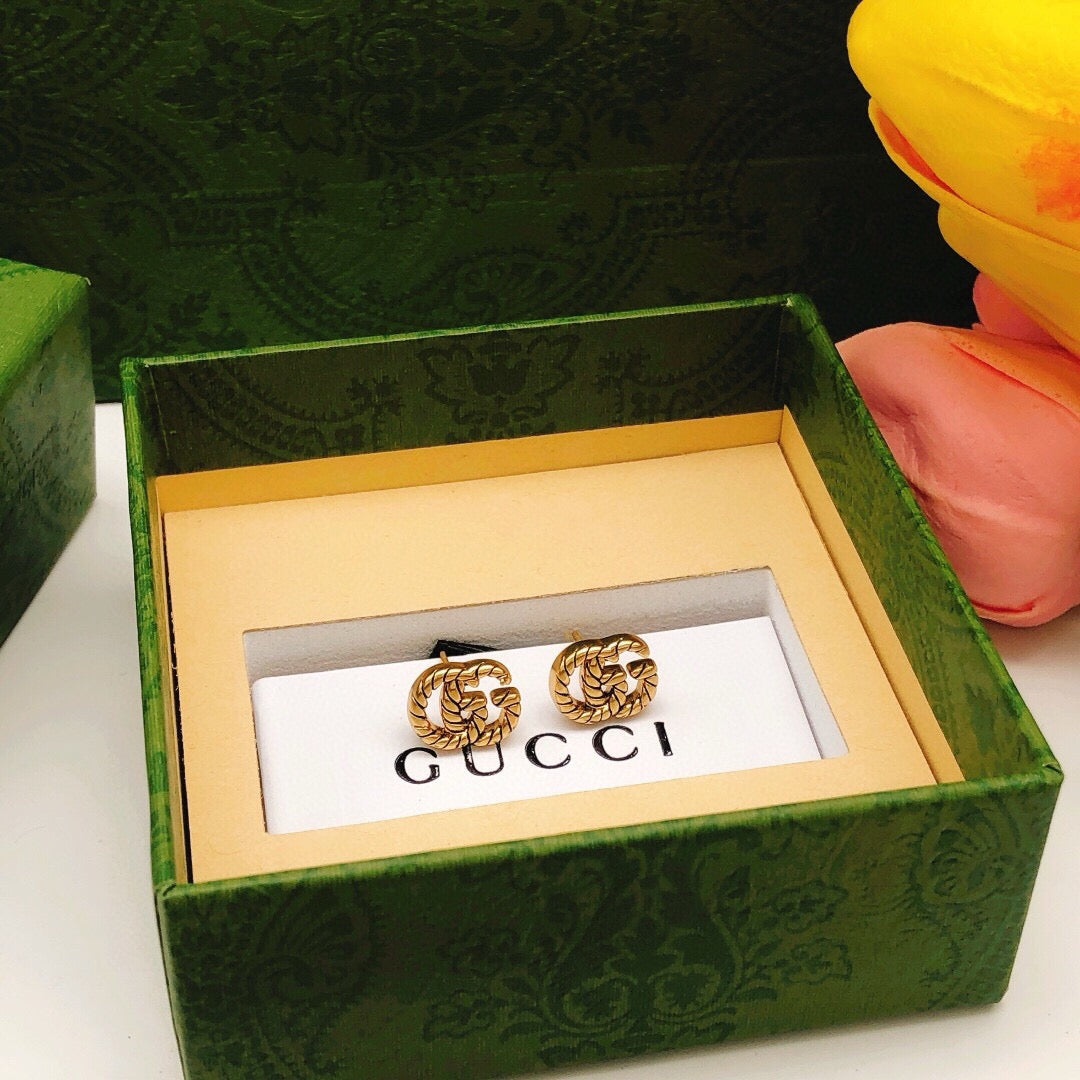 Double-G Emblem Stud Earrings in Polished Metal-Tone – Design 034 close-up detail
