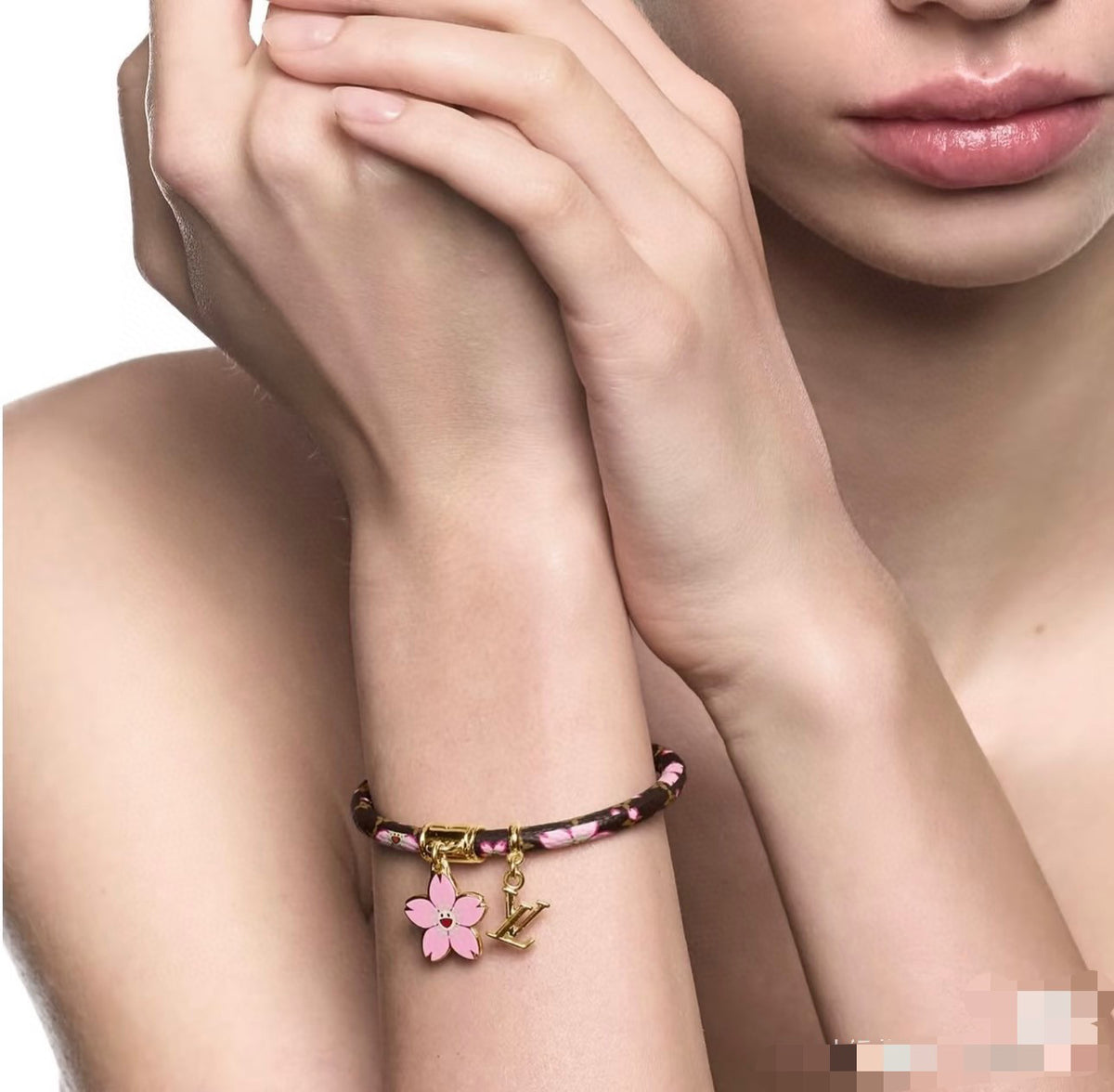 Geometric Emblem Bangle in Gold-Tone – Leather Detail – Design 007 side detail