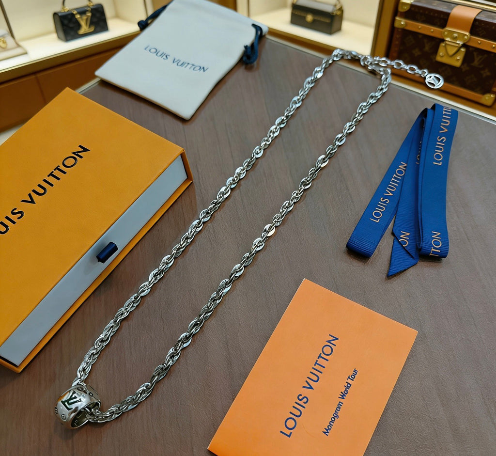 Chain Pendant Necklace in Silver-Tone – Design 043 detail view