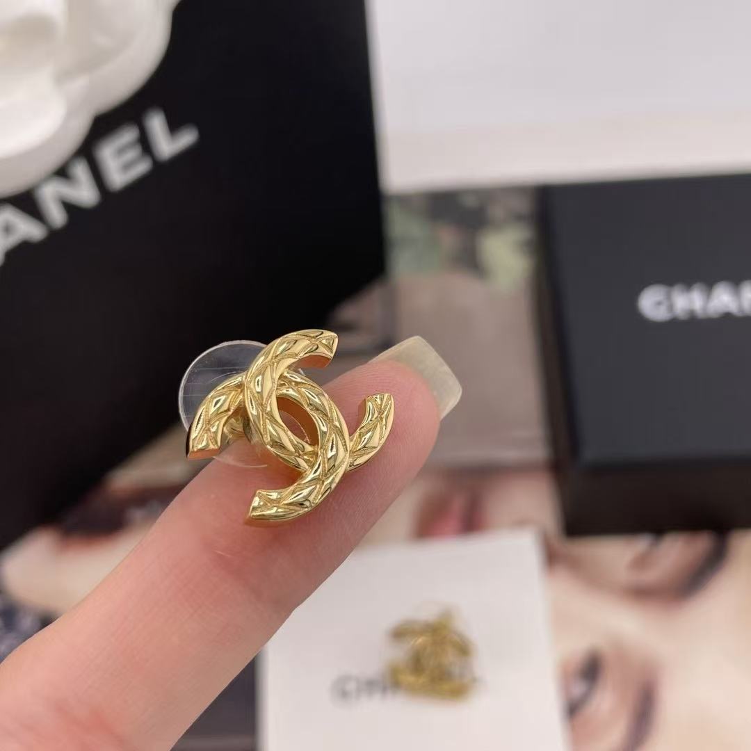 Double-C Emblem Stud Earrings in Gold-Tone – Design 047 close-up detail