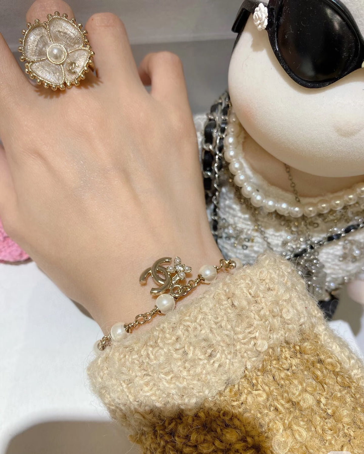 Pearl Bracelet in Polished Metal-Tone – Pearl Detail – Design 010 detail view