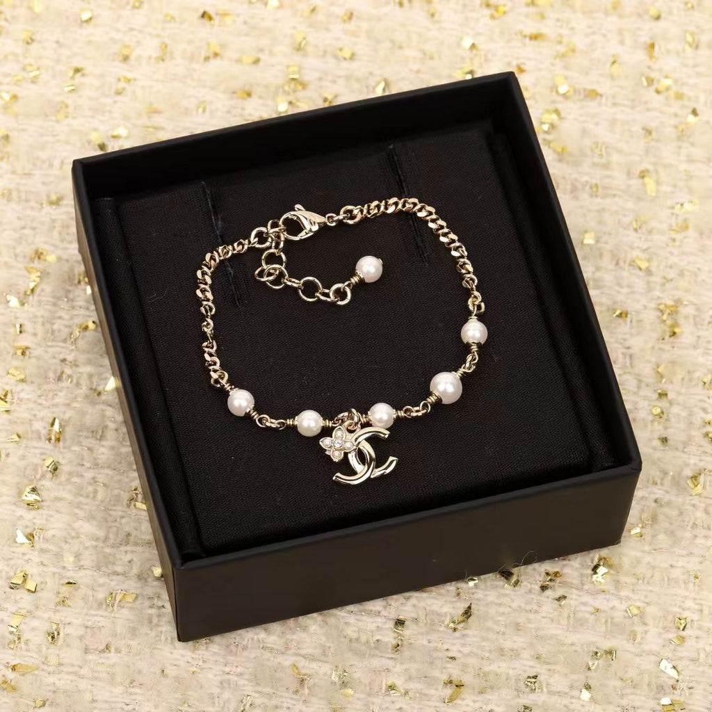 Pearl Bracelet in Polished Metal-Tone – Pearl Detail – Design 009 main product view