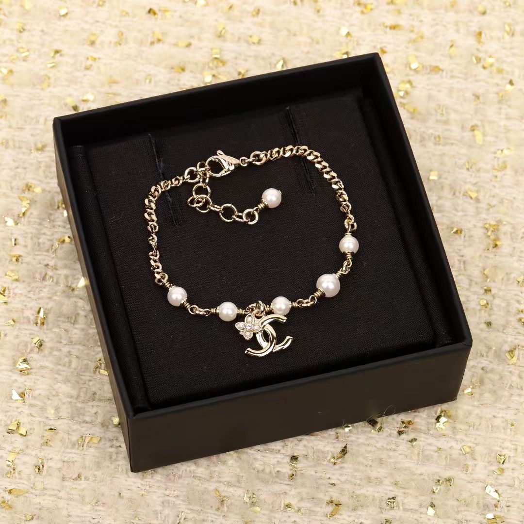 Pearl Bracelet in Polished Metal-Tone – Pearl Detail – Design 010 main product view