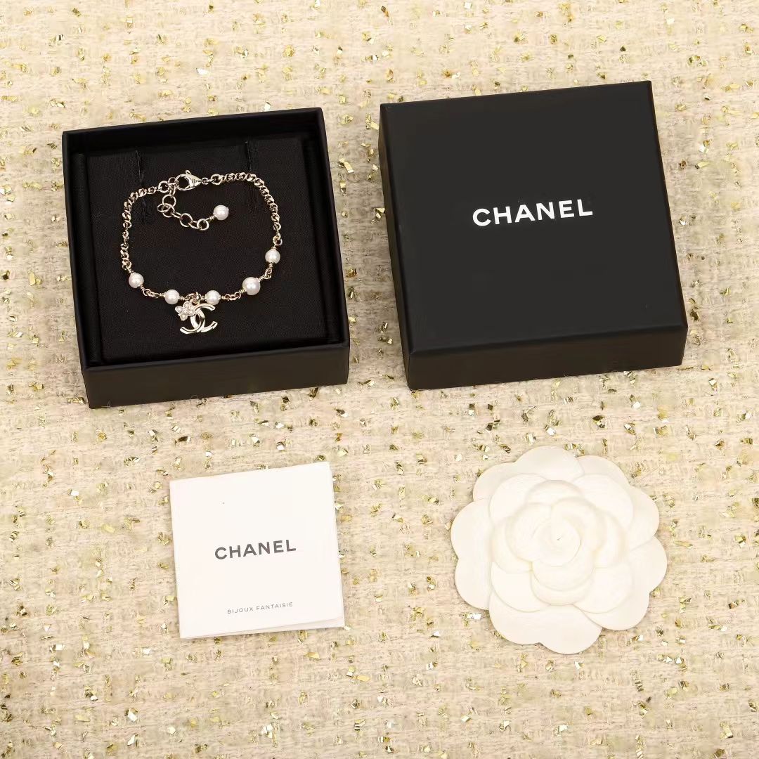 Pearl Bracelet in Polished Metal-Tone – Pearl Detail – Design 010 close-up detail