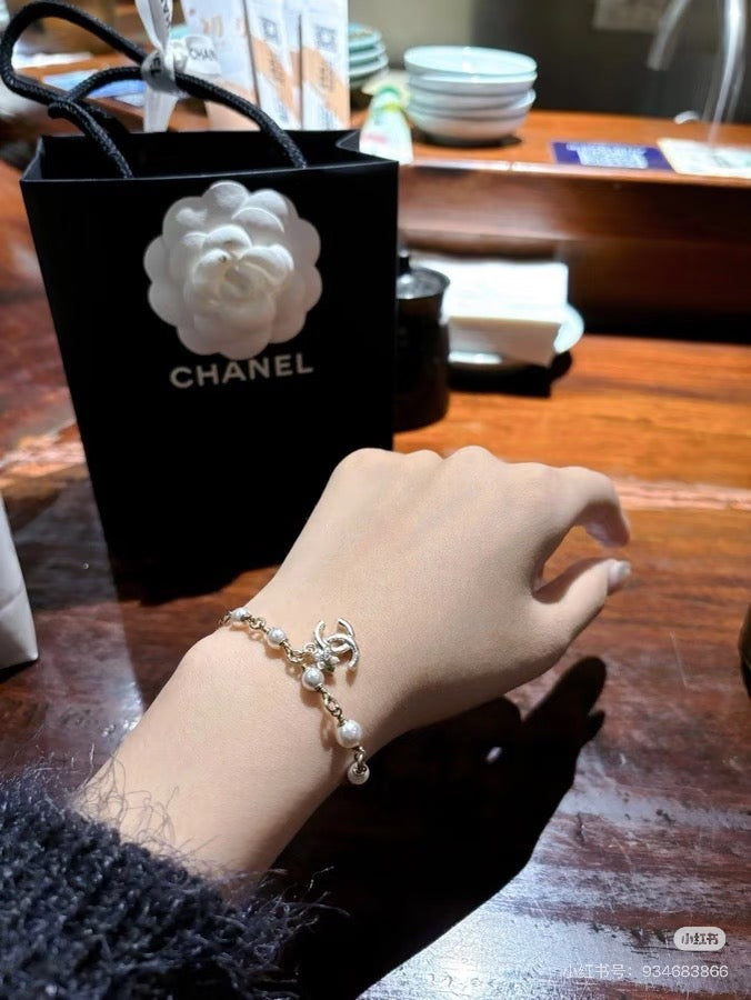 Pearl Bracelet in Polished Metal-Tone – Pearl Detail – Design 010 side detail