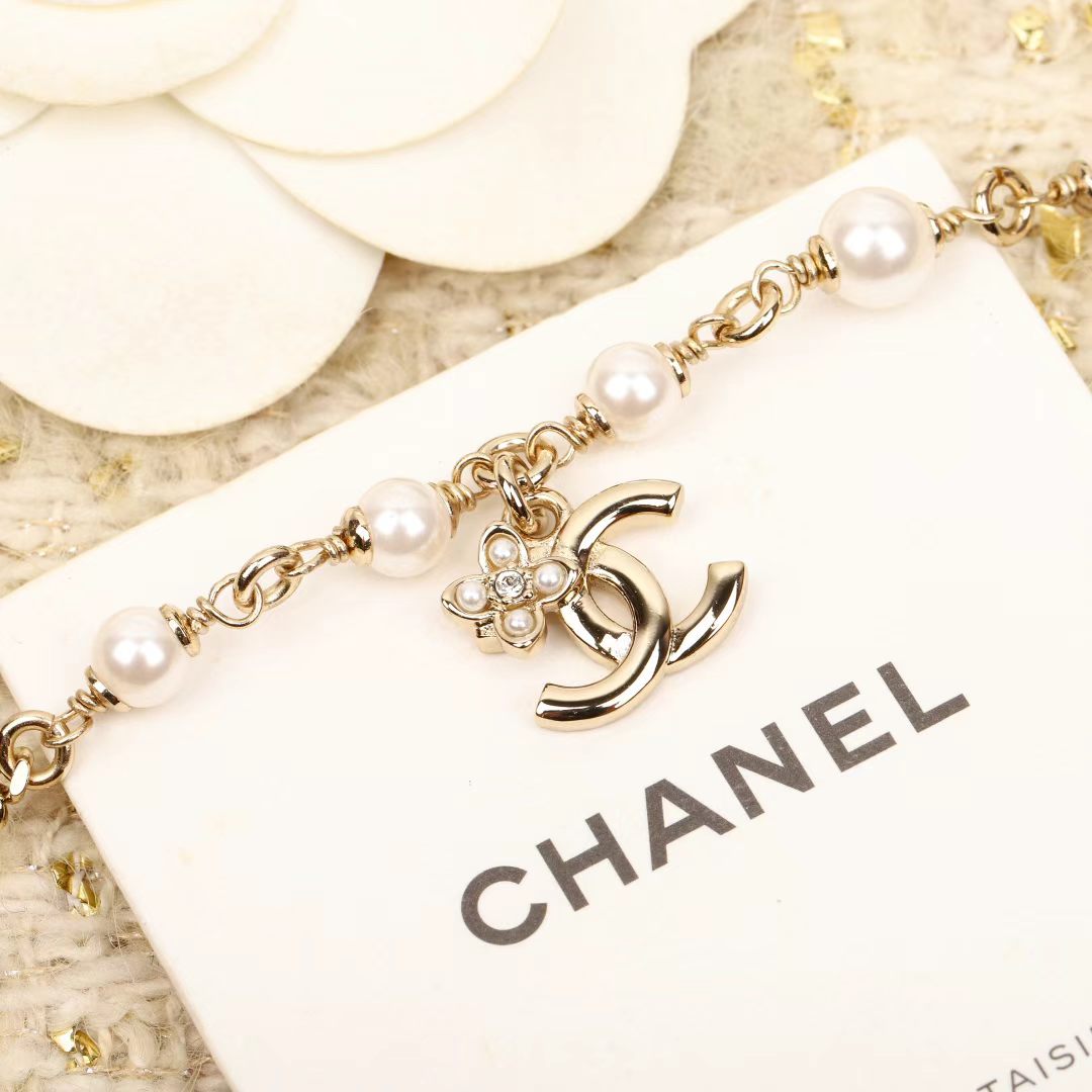 Pearl Bracelet in Polished Metal-Tone – Pearl Detail – Design 010 front product view