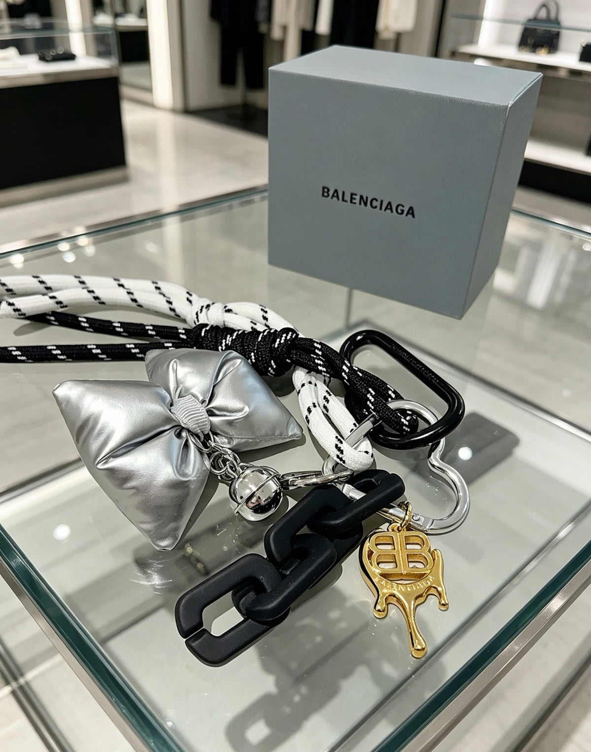 Key Jewelry Accessory in Polished Metal-Tone – Design 050 detail view