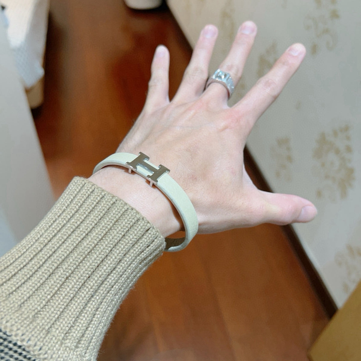 Horse Bangle in Gold-Tone – Design 050 detail view