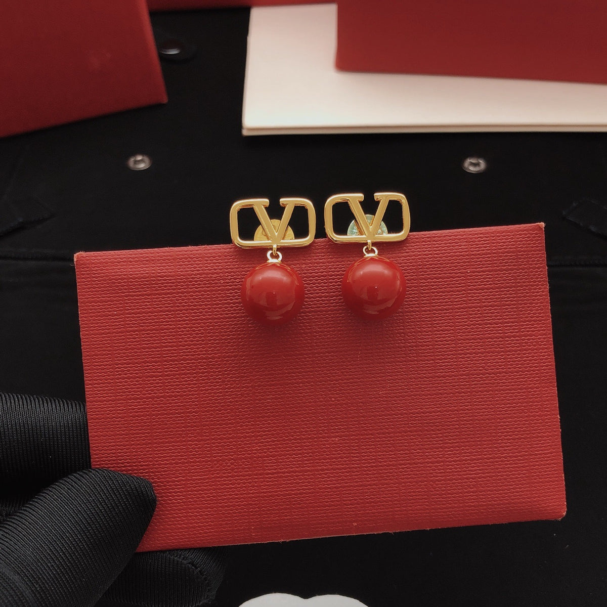 Signature Emblem Pearl-Detail Stud Earrings – Red side detail