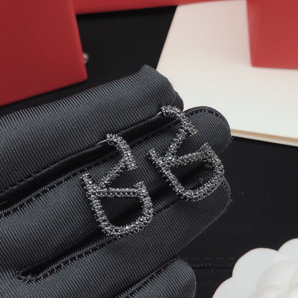 V Emblem Jewelry Accessory – Black detail view